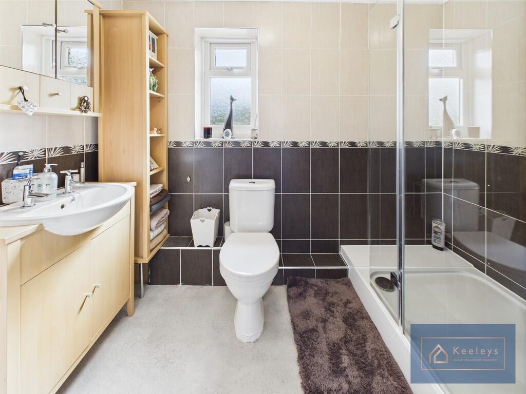 En-suite shower r...