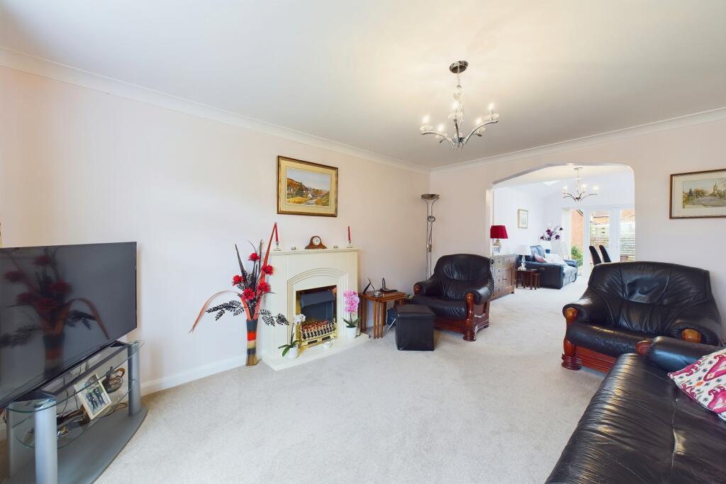 CAM03162G0-PR0215-STILL028