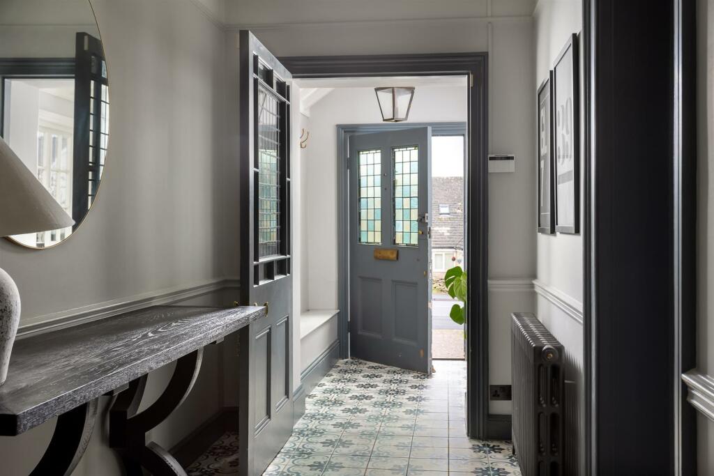 14 - 39 Cheltenham Road - GL7 2HU - Web.jpg