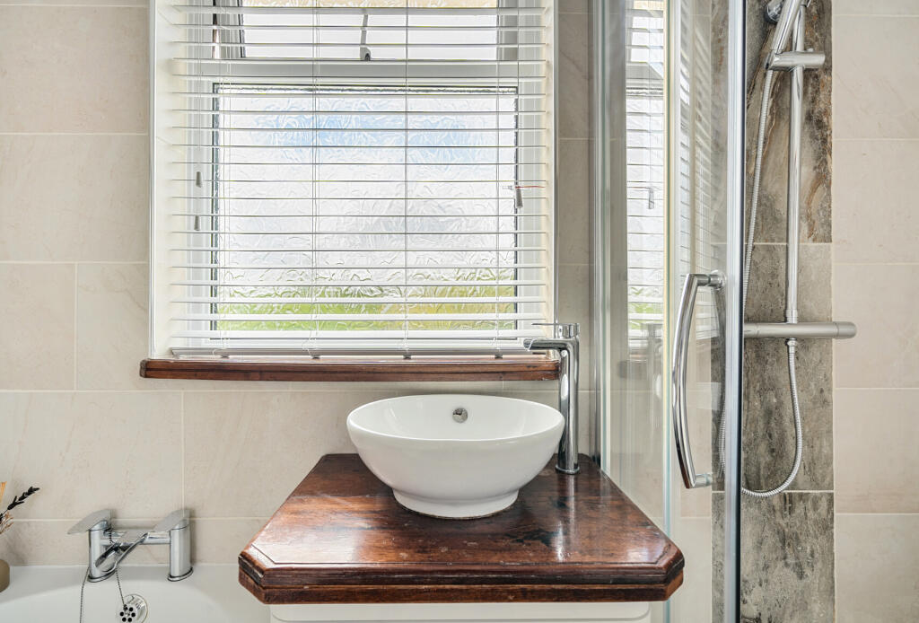 1320863-8-687e215...