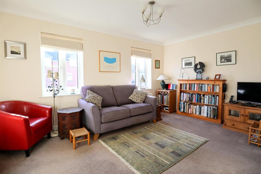 Living room (2).jpg