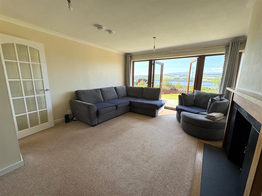 LOUNGE 2.JPG
