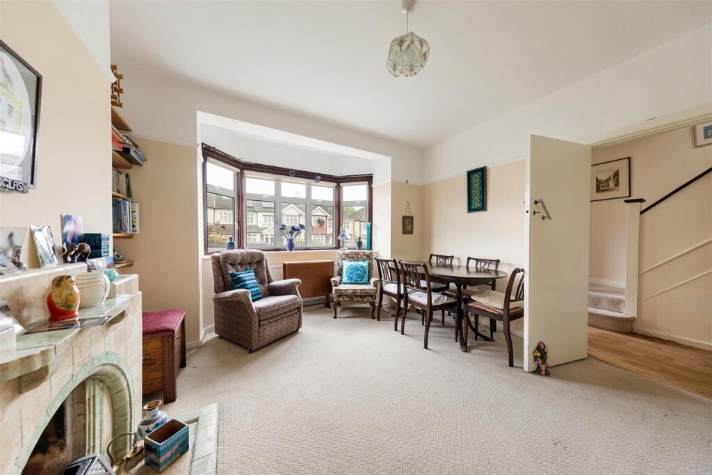 South View Drive, E18