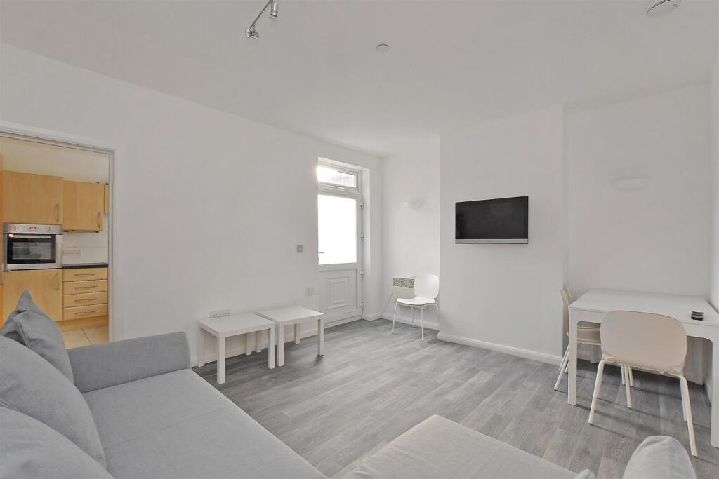 Living Room 3.jpg