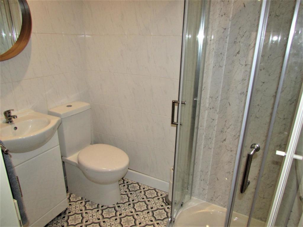 LeabrookDv22ensuite1.JPG