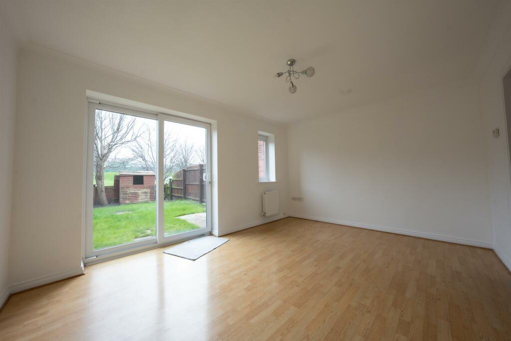 LOUNGE / DINING AREA