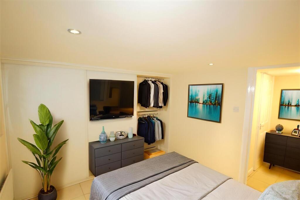 4 - Bedroom - Modern - 2.jpg