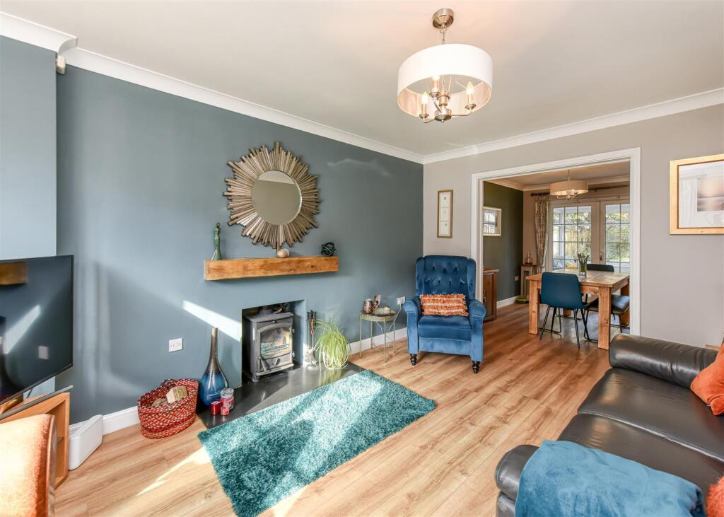3 Riverside Gardens-lounge1.jpg