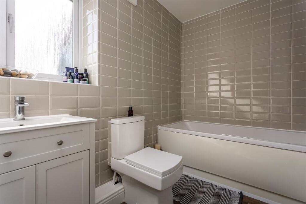 34 - Hilary Cottage - GL7 4HT - Web.jpg