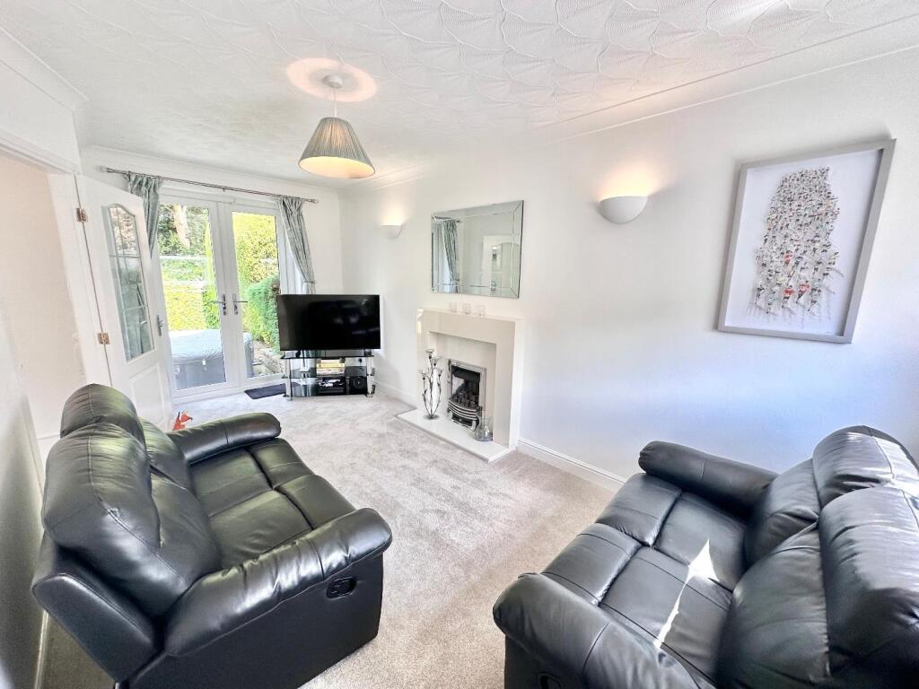 LOUNGE WITH PATIO DOORS