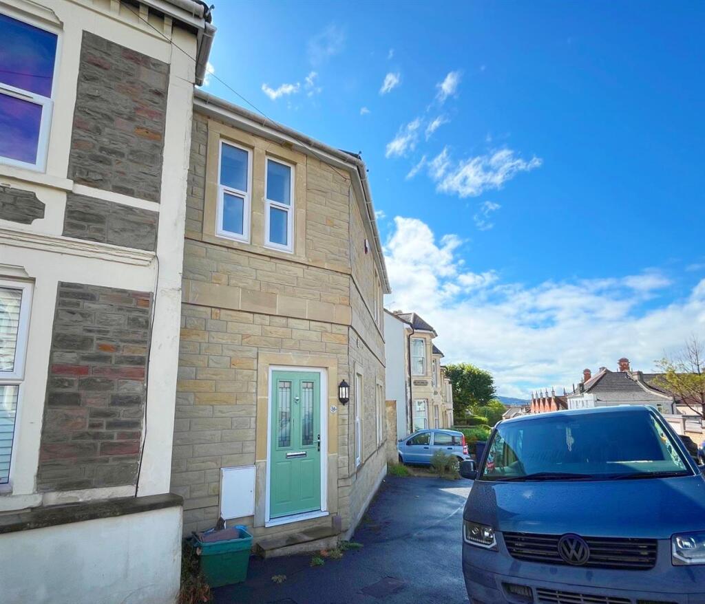 Front shot of property (9).jpg