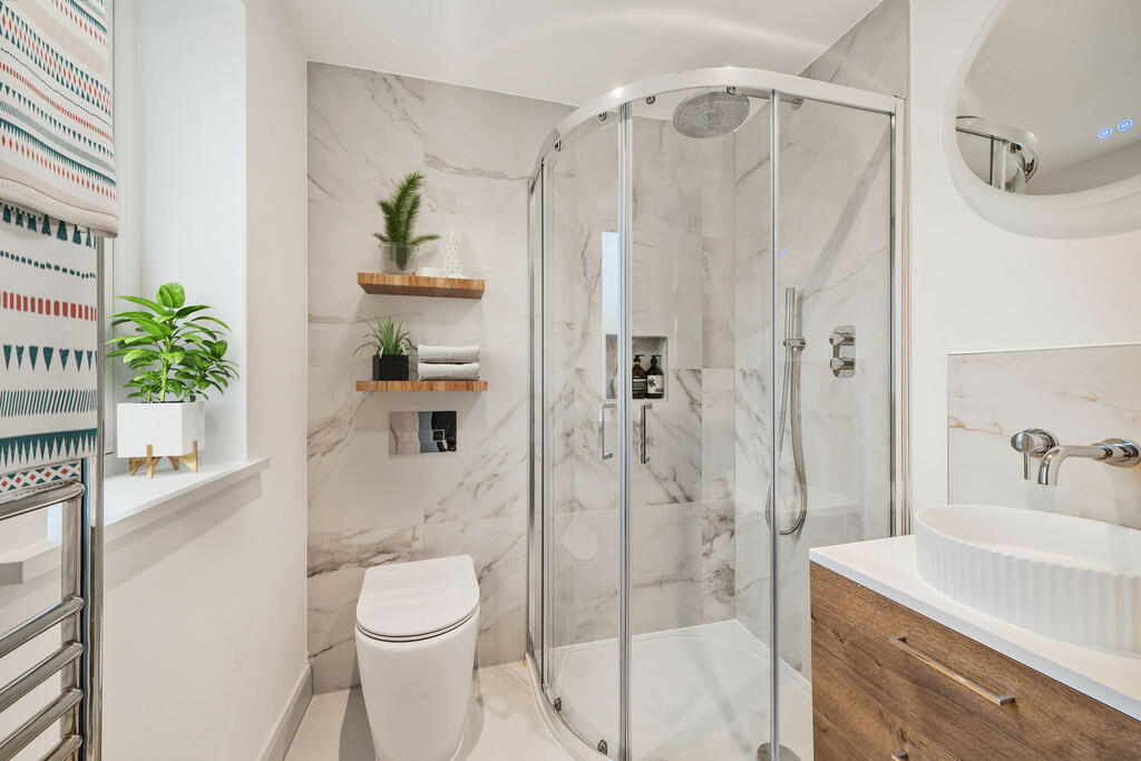 En suite shower r...