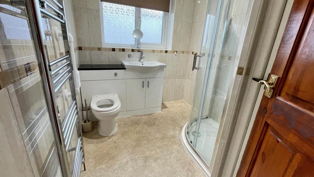GROUND FLOOR TILED 3 PIECE SHOWER ROOM