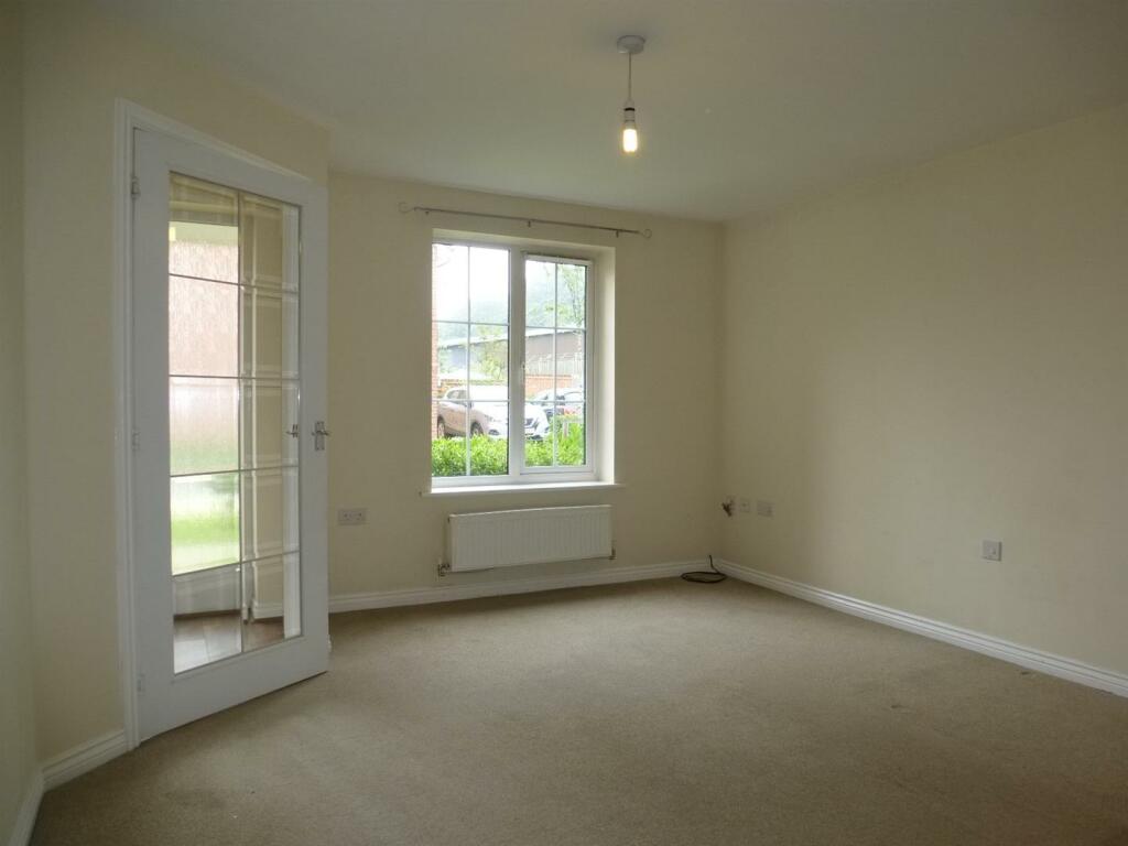 Sitting room - 15 Edmonton Way.JPG