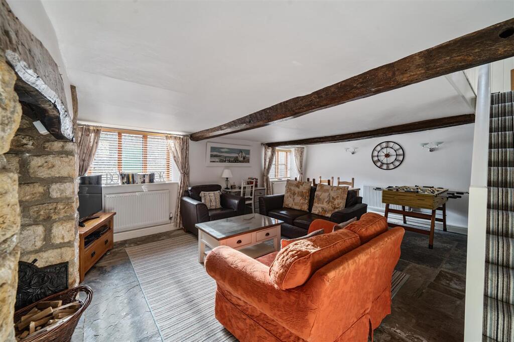 Sitting/dining room
