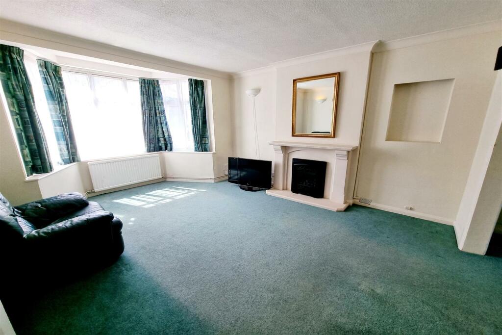 LOUNGE AREA: