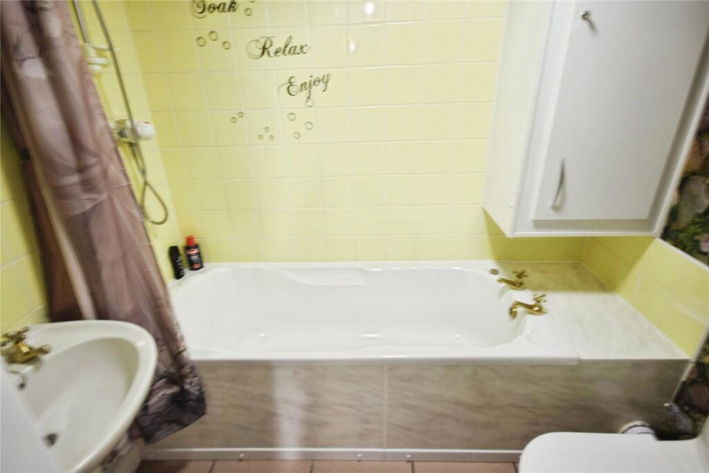 Flat 1 Bathroom