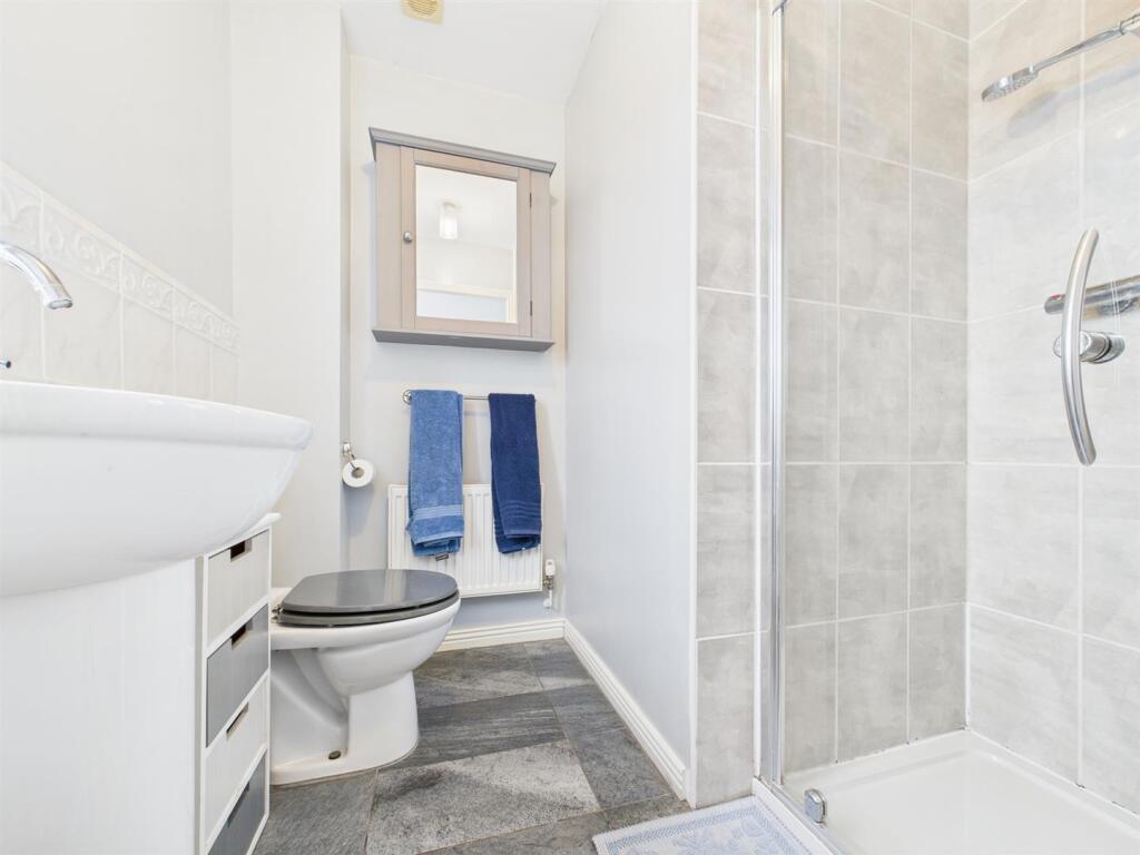 EN-SUITE SHOWER ROOM