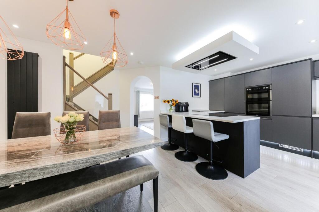 Kitchen / Dining Area