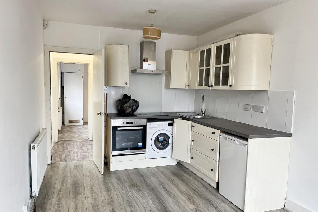 8 Oakleigh Avenue, Tolworth, Surrey KT6 7PX