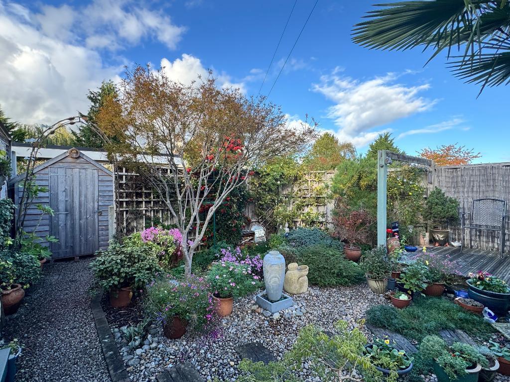 Pretty garden and shed