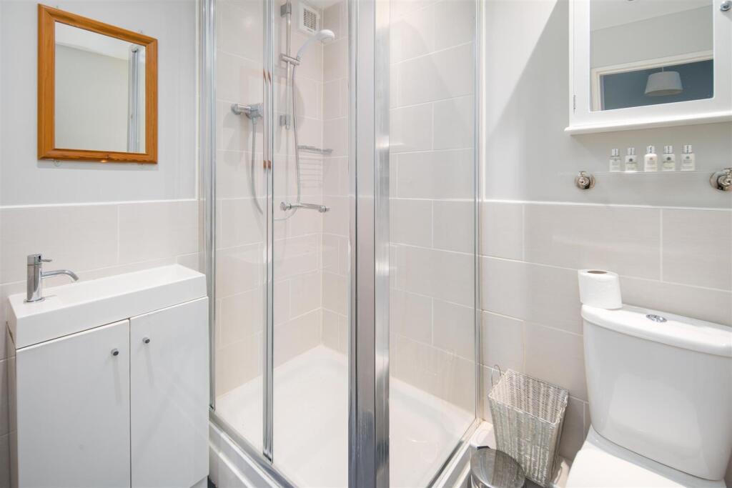 Apartment Shower Room