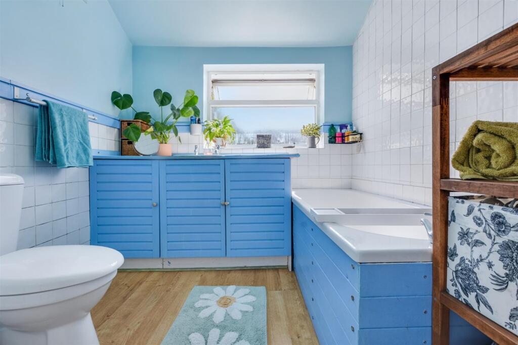 Bathroom_2.jpeg