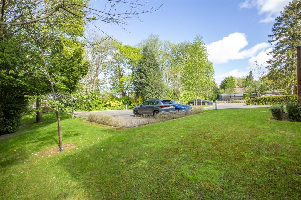 8 The Pines, Amersham Road, HP13 6PN-4.jpg
