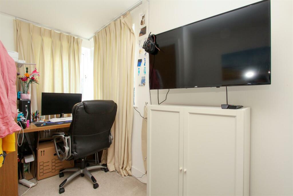 Bedroom 6.jpg