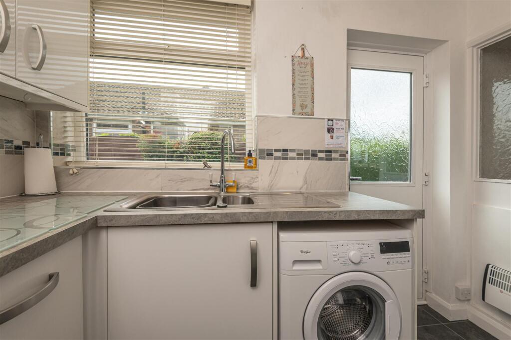 25 - 37 Lyndhurst Ave HD6 3RY.jpg
