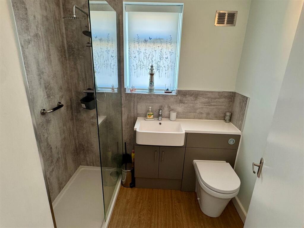 15 Ellis Drive - Bathroom.jpg