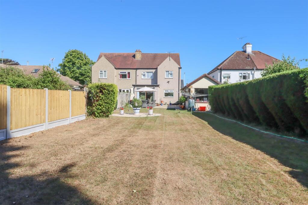 111 RUNWELL ROAD GARDEN-10.jpg