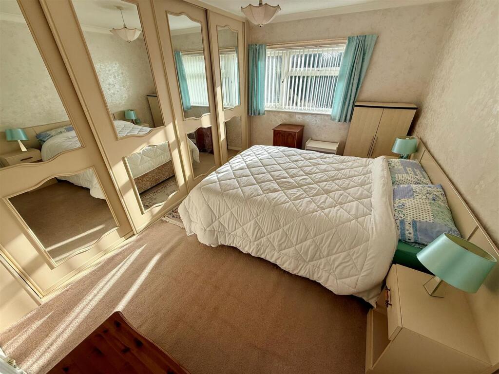 VR152 Bed1.jpg