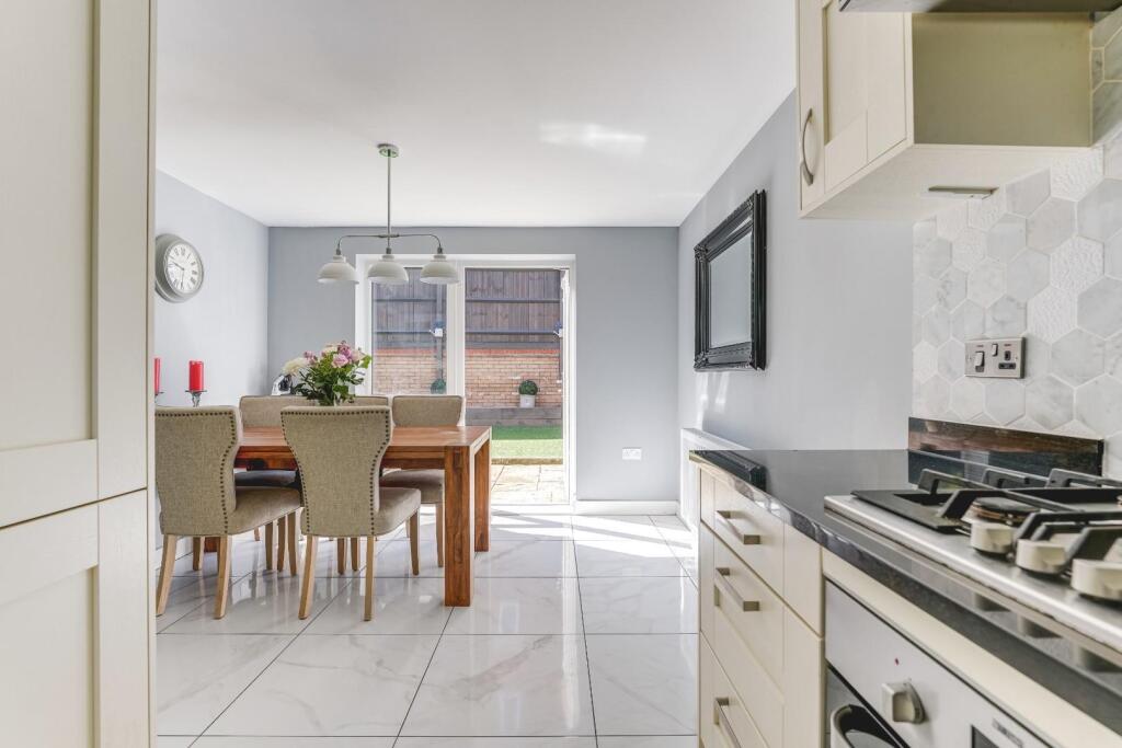 15 Binyon Way-14.jpg