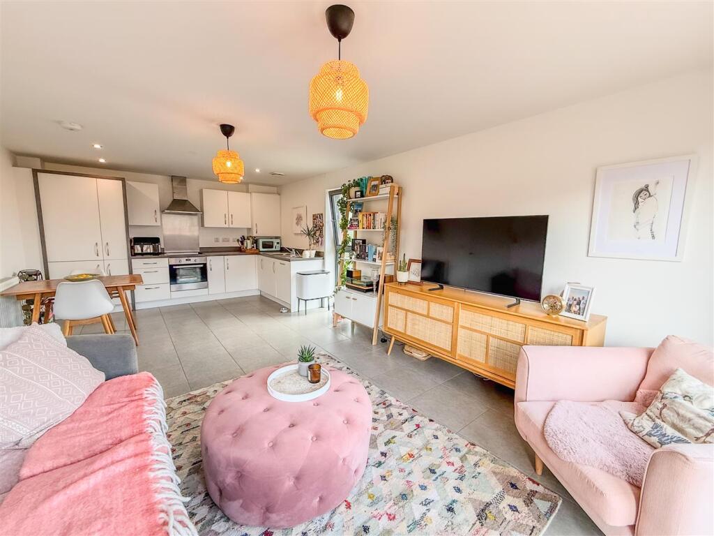 LOUNGE/DINING KITCHEN