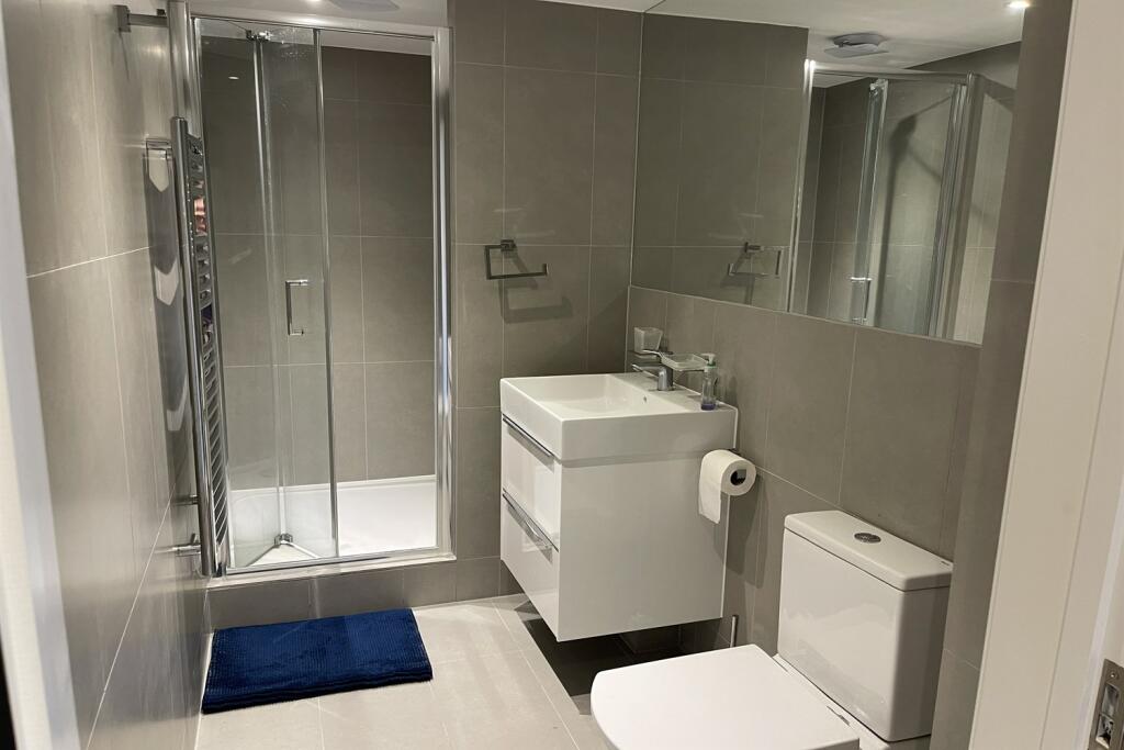 Bathroom (Main)