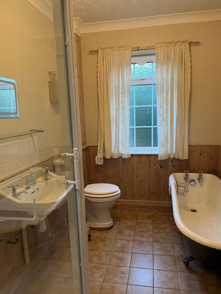 ENSUITE/BATH/SHOWER 