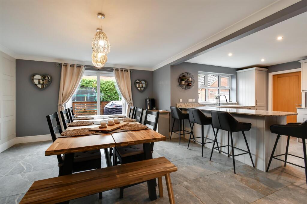 KITCHEN/DINING