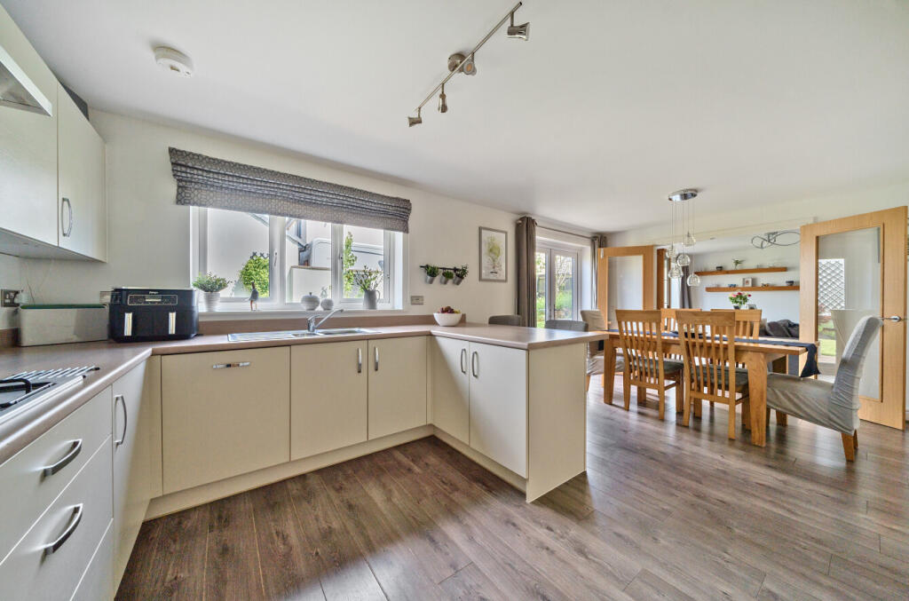 1300724-10-683db0...