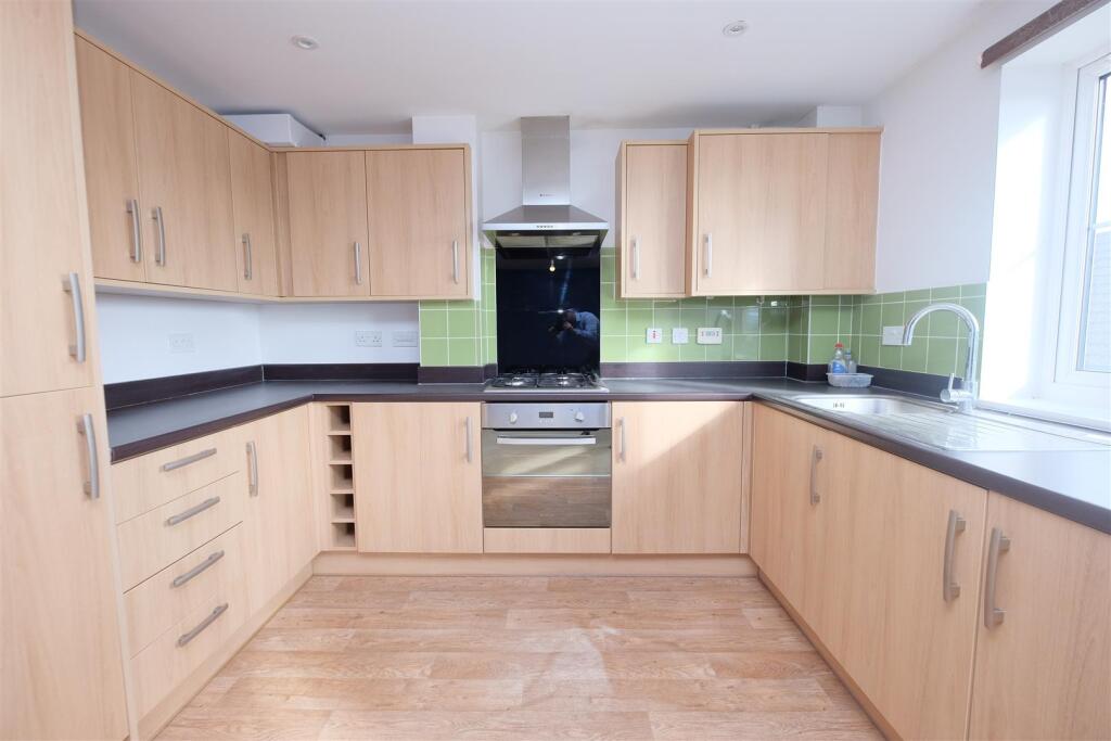 12 Valerian Close, Shirehampton, Bristol BS11 9UE 