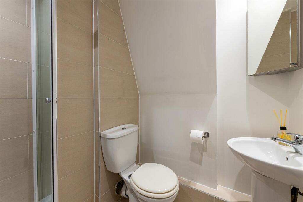 8 Verano Lodge Bath 1.jpg