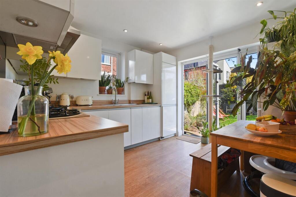 12-c17bGCWT - Flat A 27 Leghorn Road - Kitchen -Or