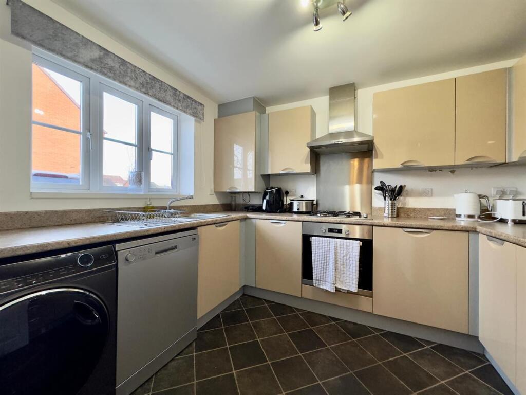 Kitchen 2.jpg