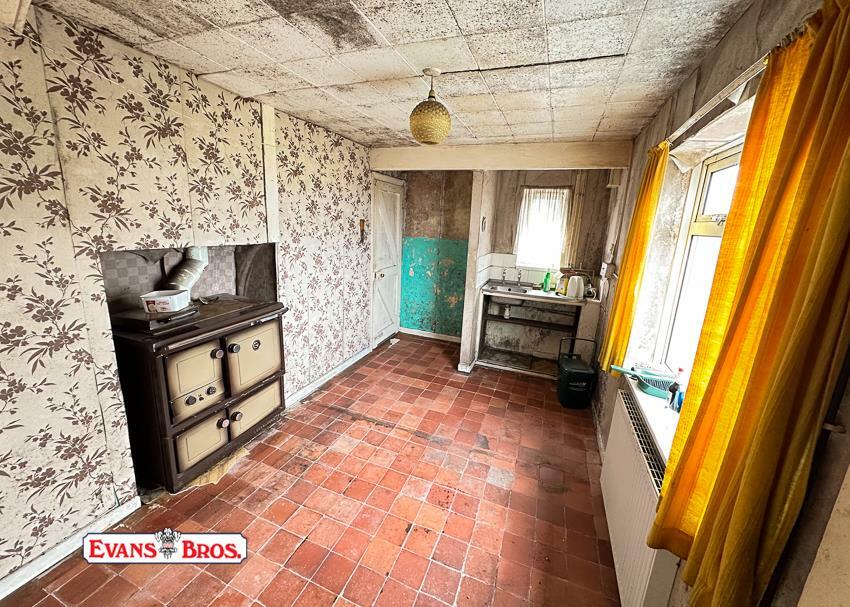 KITCHEN / LIVING ROOM