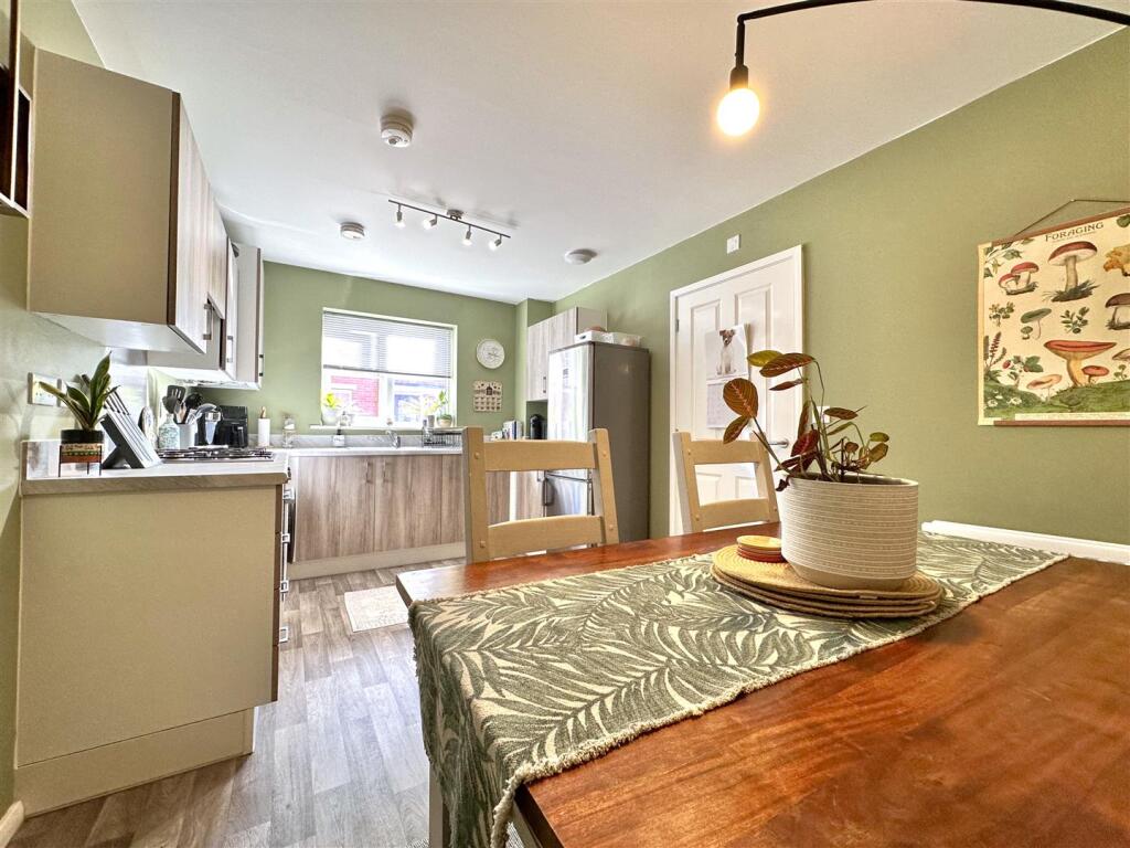 Spacious Dining Kitchen 600