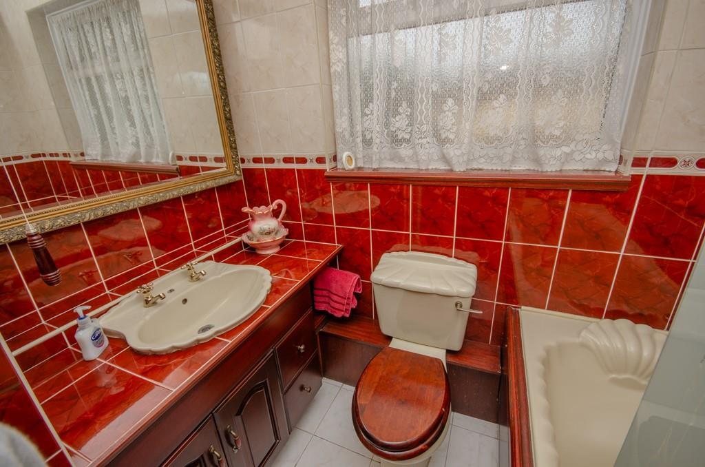 Bathroom 2.jpg