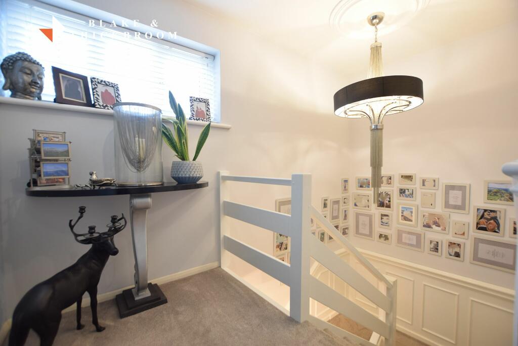 FIRST FLOOR LANDING