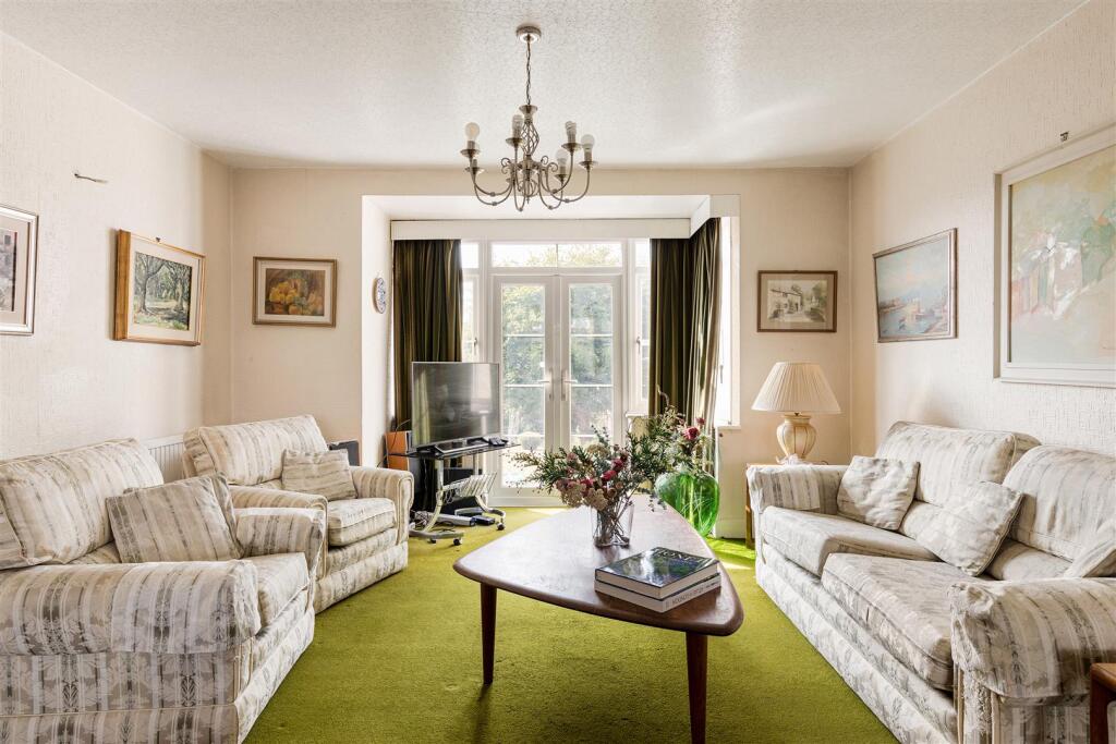 The Avenue E4