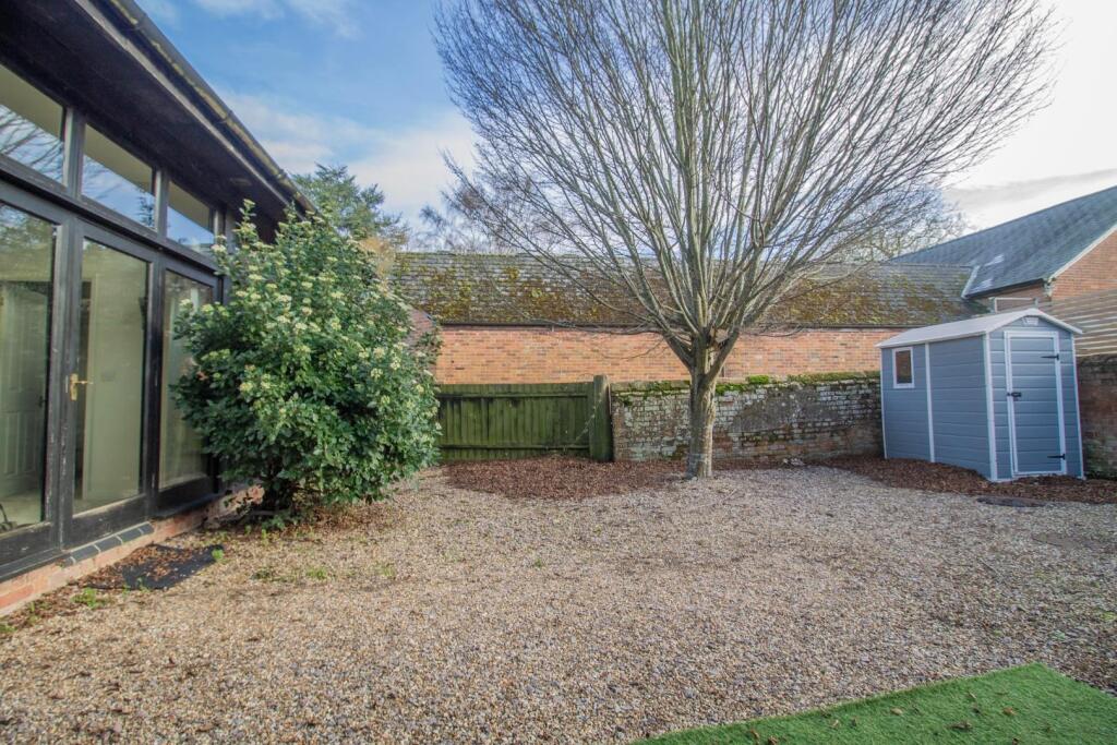 2 Dovedon Mews, Whepstead [Courtyard Garden] 01.jp