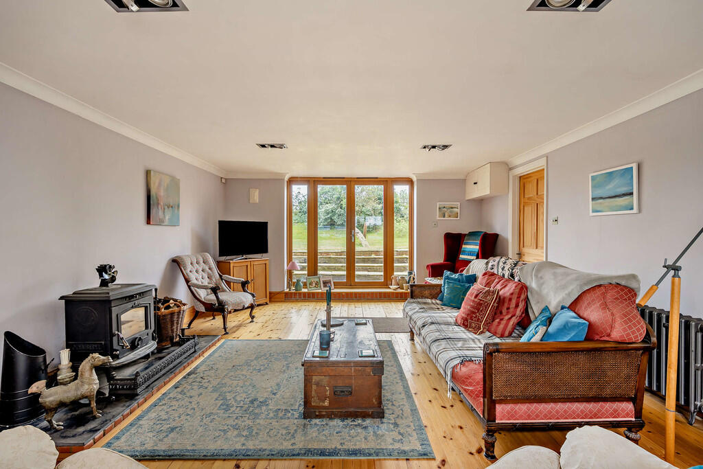 8642411-interior1...